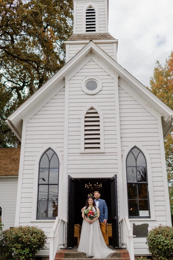 Fall wedding at Oaks Pioneer Church