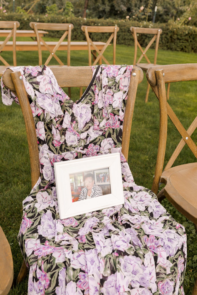 memorializing a past loved one at a wedding