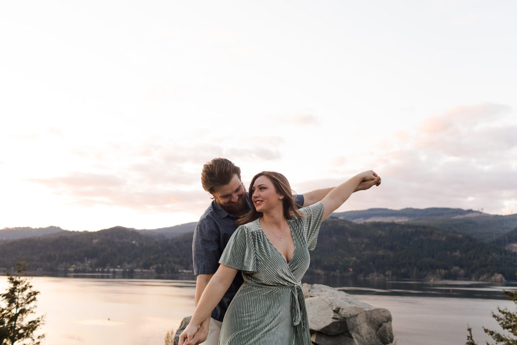 couple dancing in Columbia river gorge